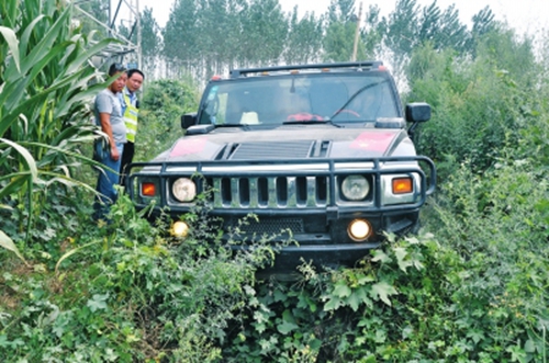 毒販悍馬車運(yùn)毒遇查 “心虛”沖進(jìn)玉米地被駐馬店警方抓獲