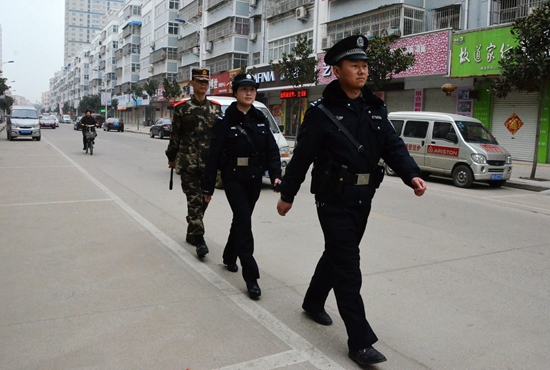 西平民警節(jié)日徒步巡邏受民贊