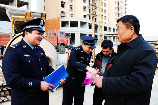 西平縣民警全方位開(kāi)展禁毒宣傳（圖）