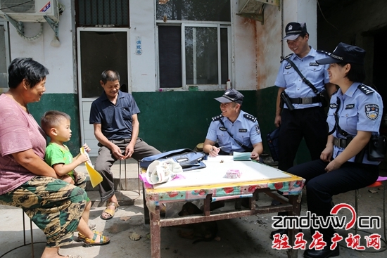 東風(fēng)派出所民警深入農(nóng)戶排查.jpg.jpg