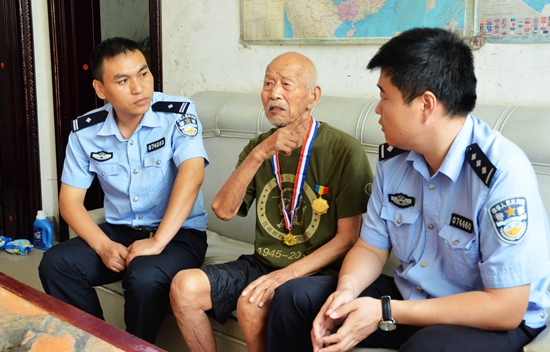 西平民警看望慰問抗戰(zhàn)老兵（圖）