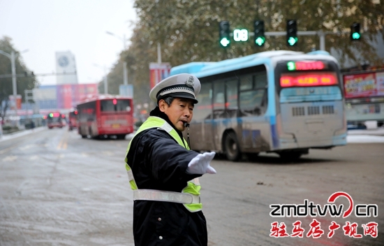 駐馬店市公安局西園派出所民警指揮交通場景（圖）