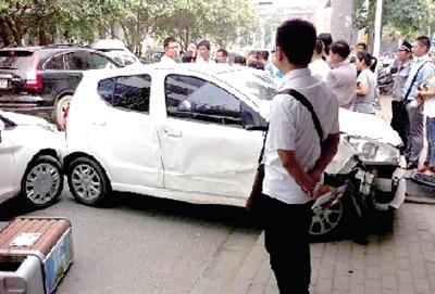 女子倒車失控連撞兩車 交警：女性開車有5個短板