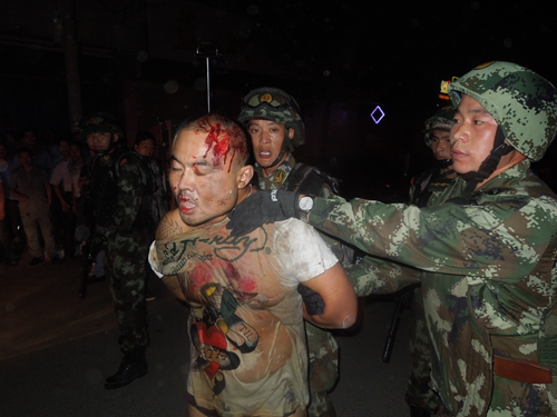 暴徒捅傷出租車司機竄到小區(qū)行兇 武警協(xié)同警察緊急處置