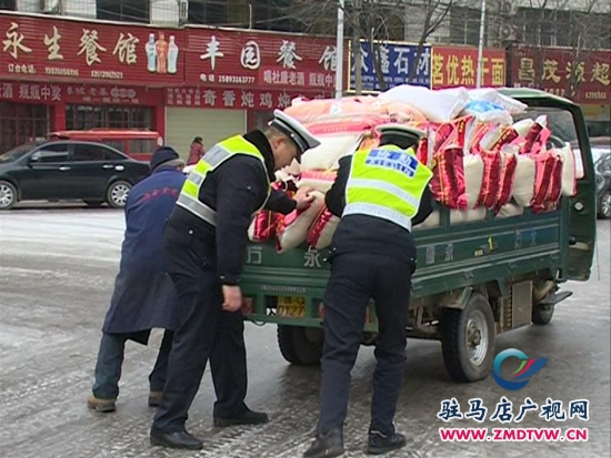 雨雪天氣路滑難行，交警提醒安全出行3.JPG