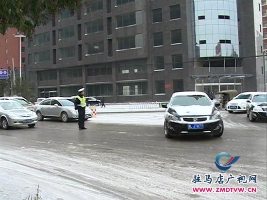 雨雪天氣路滑難行，交警提醒安全出行(1).JPG