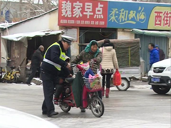 雨雪天氣路滑難行，交警提醒安全出行1.JPG