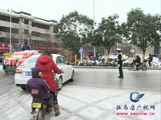 雨雪天氣路滑難行，交警提醒安全出行2.JPG