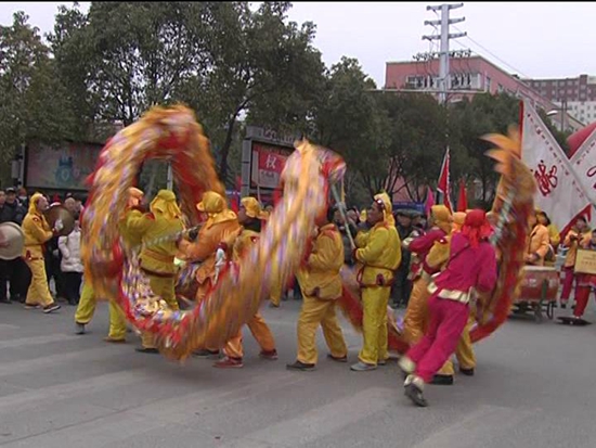 銅器齊奏舞進(jìn)城 歡天喜地慶元宵