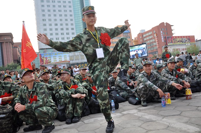 著戎裝踏征程 天中男兒從軍行