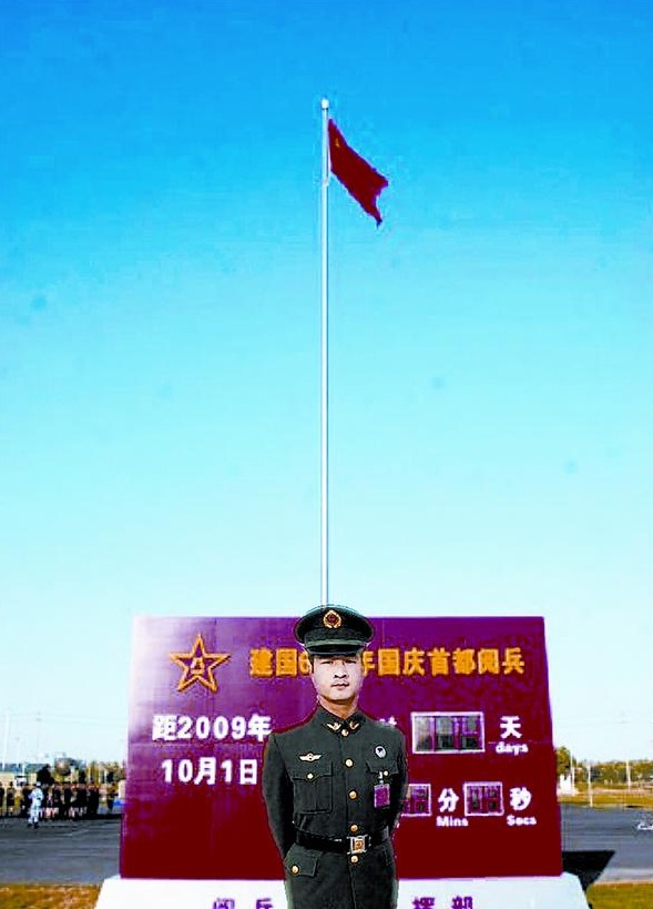 梁子健在閱兵村.jpg