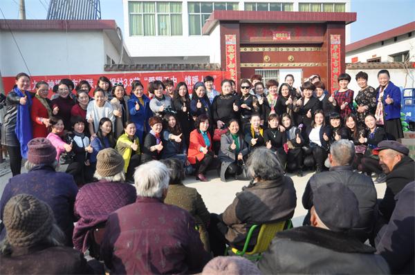 天中魅力女神群百名女企業(yè)家革命老區(qū)獻愛心