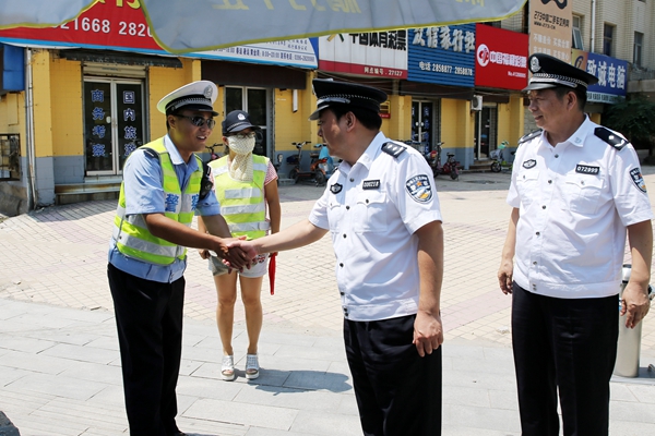 駐馬店市公安局長楊俊杰看望慰問高溫下執(zhí)勤的一線民警