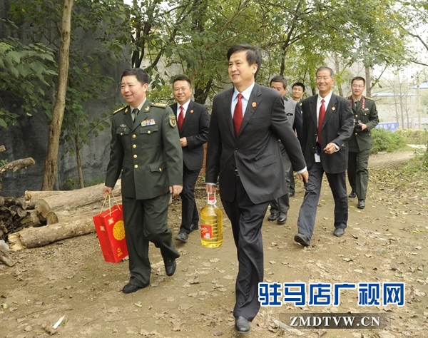 【01】中部戰(zhàn)區(qū)鄭州軍事法院院長劉衛(wèi)國，泌陽縣人民法院院長孫亞軒帶著禮物，來到盤古鄉(xiāng)安子溝看望慰問軍人家屬.jpg