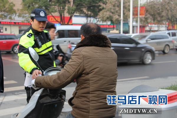 剛到路口，民警就攔住一位騎電動(dòng)車闖紅燈的.JPG