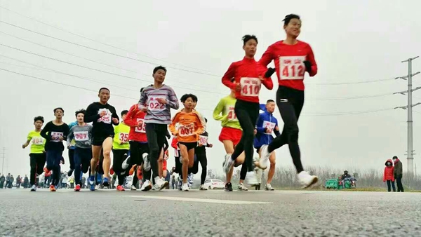 駐馬店市舉行青少年冬季越野長(zhǎng)跑比賽