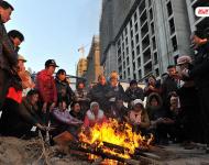 2014年3月份，100多名來自各地的建筑工人來到寧夏銀川鼎輝時代城二期項目工地上打工，11月2日，項目正式停工，但工友們一年來的血汗錢卻始終沒有下發(fā)，“光跑勞動監(jiān)察大隊就不下10次，但每次都說已經(jīng)處理了，要我們回去等消息。”12月31日，工友們來到銀川市公安局金鳳分局，但是打聽了一圈卻始終沒找到這起案件的負責人。又跑了一天的工友們帶著重重心事再次回到工地，升起了一堆篝火取暖?！暗仍┘倨谝贿^，我們還得去要錢，要不到錢就不回家過年了！”新華社記者 彭昭之 攝