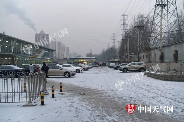 北京小雪中迎大風(fēng)降溫 道路結(jié)冰或影響早高峰