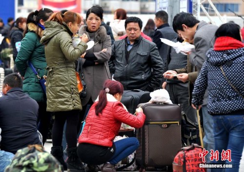 資料圖：福州火車站外的外來務工人員。張斌 攝