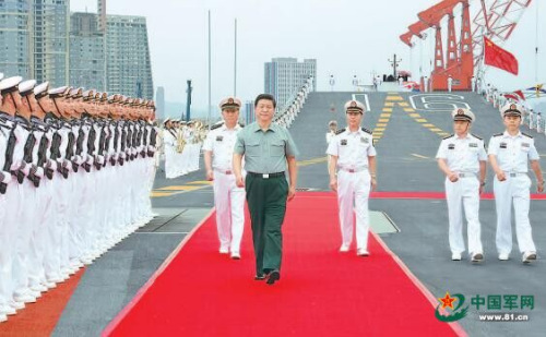 2013年8月28日，中共中央總書記、國家主席、中央軍委主席習(xí)近平檢閱遼寧艦水兵儀仗隊(duì)。解放軍報(bào)記者 周朝榮 攝