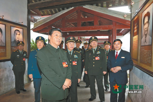 2014年10月30日，全軍政治工作會(huì)議在福建省上杭縣古田鎮(zhèn)召開，中共中央總書記、國家主席、中央軍委主席習(xí)近平出席會(huì)議并發(fā)表重要講話。10月31日，習(xí)近平參觀古田會(huì)議會(huì)址。 解放軍報(bào)記者 岱天榮 攝