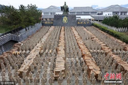 2017年2月8日，安徽安慶市太湖縣， 五千年文博園景區(qū)內(nèi)，中國最大山寨“兵馬俑”群整齊劃一。圖片來源：視覺中國