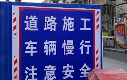 駐馬店對(duì)市區(qū)內(nèi)多條主干道的人行道進(jìn)行升級(jí)改造