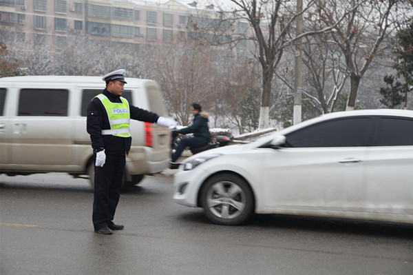 平輿公安民警全員上路冒雪執(zhí)勤保暢通