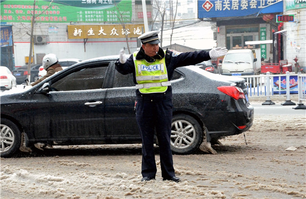 大雪突降地面結(jié)冰西平交警為群眾護(hù)航受贊