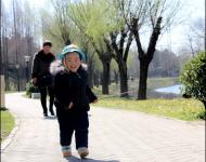 大風(fēng)過后,今日又回歸晴好天氣。不少市民來到公園踏青游玩，享受春日暖陽。