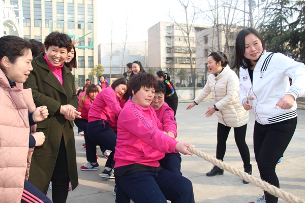 驛城區(qū)舉辦慶?！叭藡D女節(jié)”拔河比賽