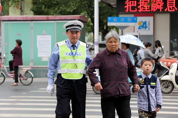 交警路曉：甘當路石 不為人曉