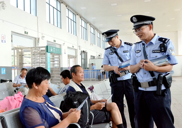 西平民警反暴恐宣傳力度大（圖）