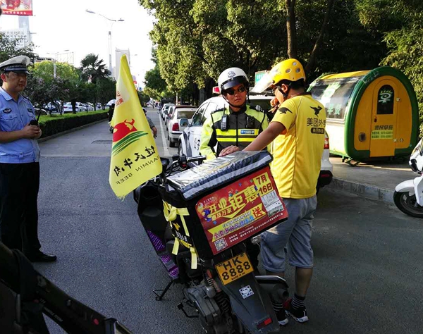 即日起 交警部門集中整治外賣送餐車交通違法行為