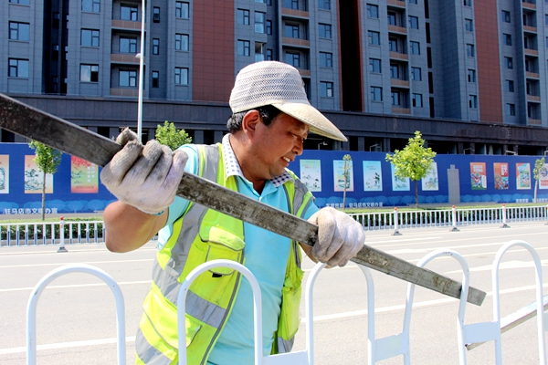 維護交通護欄 助力文明城市創(chuàng)建