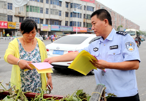 平輿縣公安局：民警走上街頭宣傳預(yù)防電信詐騙