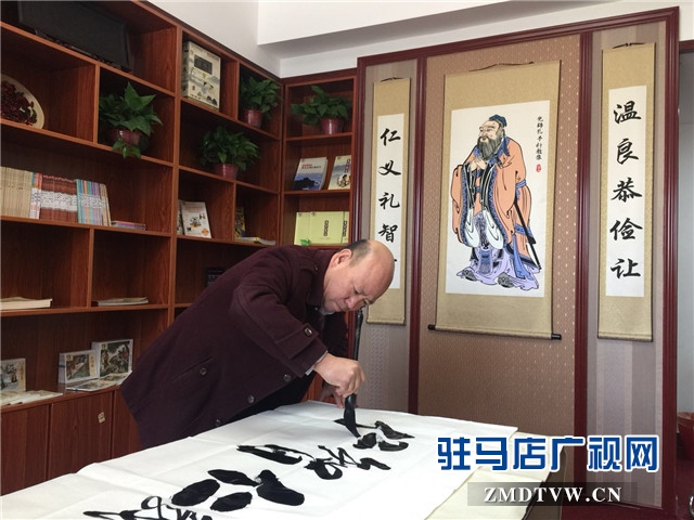 駐馬店童芽蒙正國學(xué)館舉行修心書法名家授課儀式