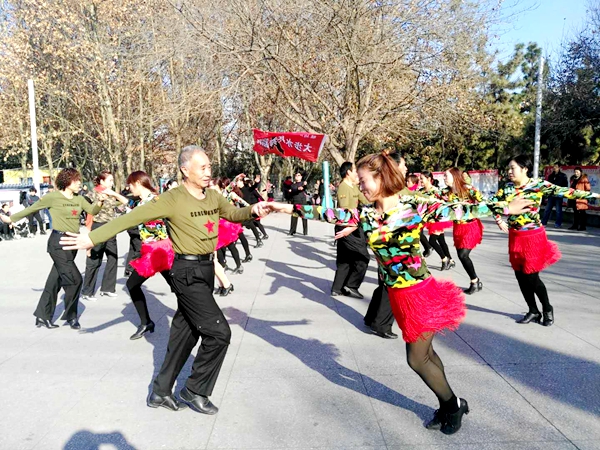 廣場(chǎng)舞教練劉四海：癌癥也不能阻止我推廣水兵舞