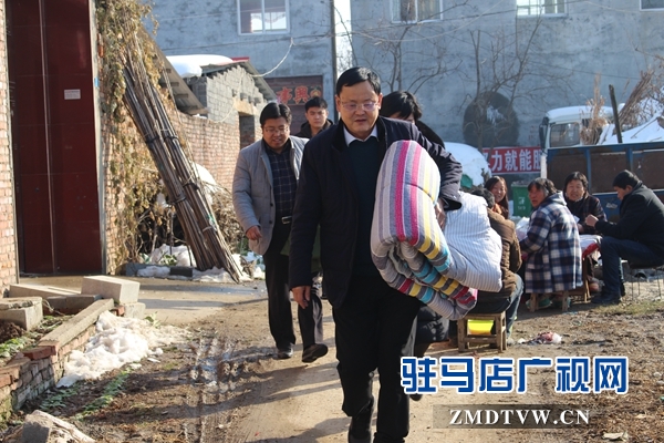 古塔街道黨工委書記施惠杰（前一）、街道辦事處主任張冬（左一）到村里慰問困難殘疾人.JPG