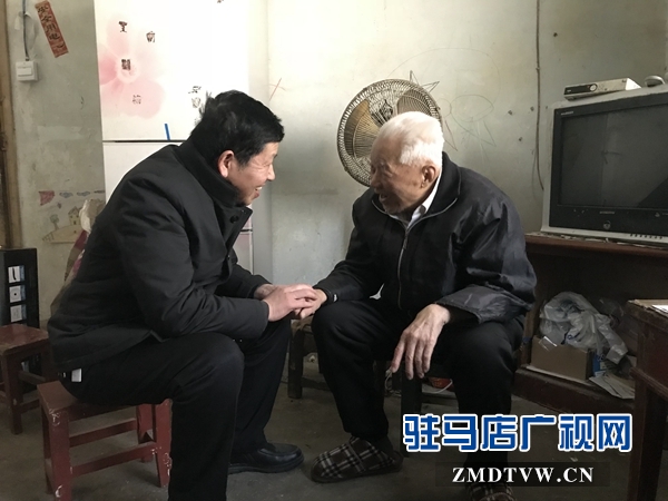 余衛(wèi)東與91歲老干部王宗惠親切交談2.jpg