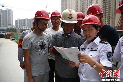 資料圖：安監(jiān)辦工作人員進(jìn)工地給農(nóng)民工普及安全生產(chǎn)知識。<ahttp://www.chinanews.com/'>中新社</a>記者 韓蘇原 攝