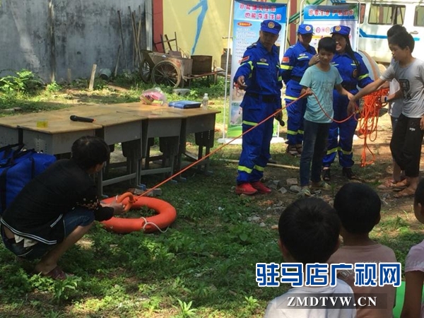 泌陽縣紅會蛟龍救援隊到昌馮小學(xué)講防溺知識