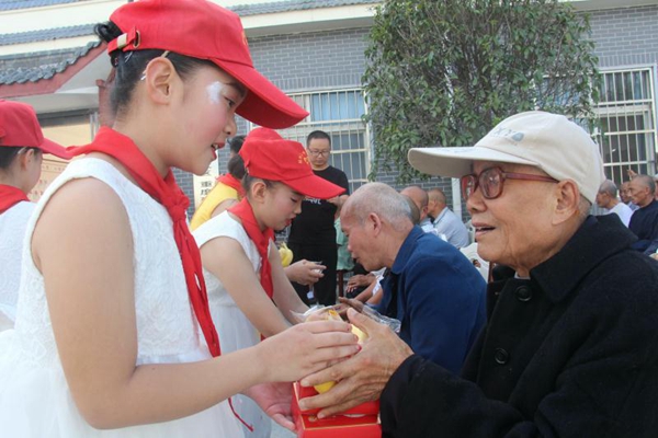 中秋佳節(jié)志愿行 二十七小獻(xiàn)真情