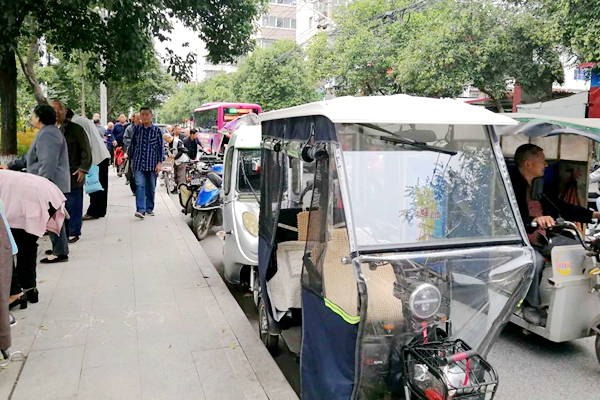 電動(dòng)車霸路 市民出行受阻