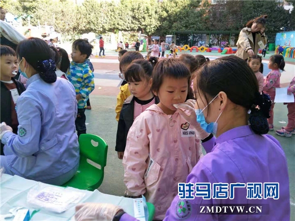 駐馬店市口腔醫(yī)院聯(lián)合駐馬店市實驗幼兒園免費為幼兒進行乳牙涂氟防齲工作