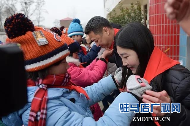 上蔡縣邵店鎮(zhèn)高李村小學(xué)開展“大手牽小手”冬季送溫暖活動