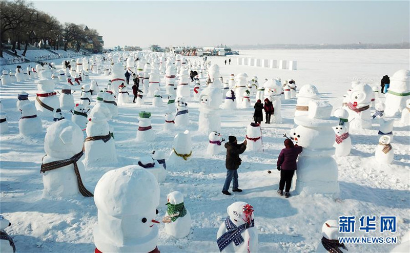 1月2日，市民、游客在雪人群中游玩觀賞（無人機(jī)拍攝）。2019個各式各樣的雪人，近日在冰城哈爾濱市的松花江畔亮相，引來眾多市民游客游玩觀賞。新華社記者 王建威 攝