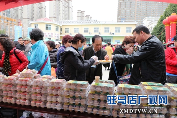 800名北京游客游覽嵖岈山、皇家驛站、天中老街等景區(qū)后爭(zhēng)相搶購駐馬店名優(yōu)土特產(chǎn)