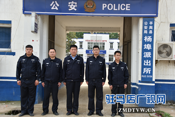 老人病癥突發(fā)街頭倒地 四輔警危機(jī)之中伸出援手