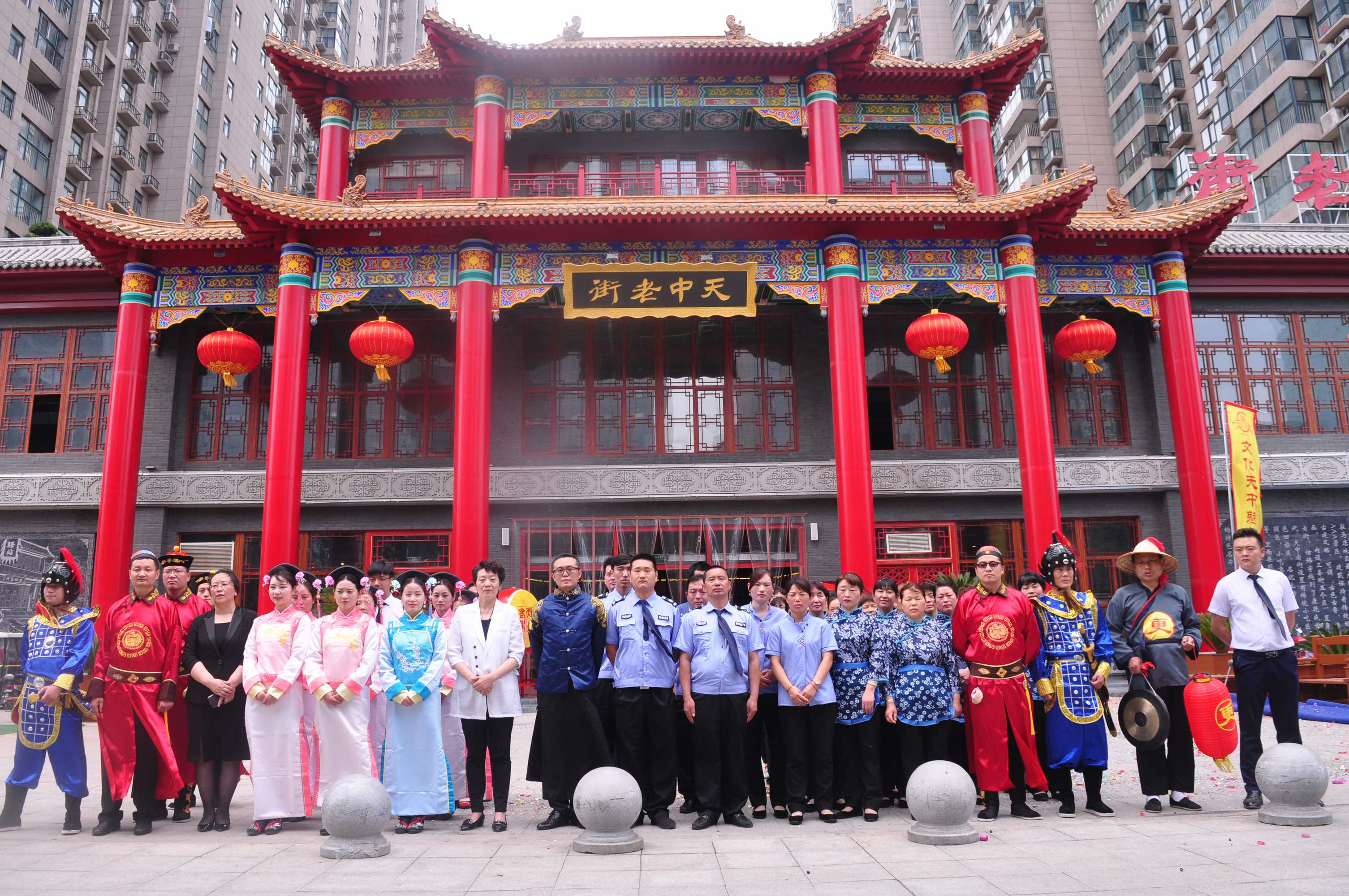 天中老街一周年慶，感恩天中回饋客戶優(yōu)惠福利送不停，大送特送！?。? /></p>
<p>據(jù)悉，天中老街是由駐馬店經(jīng)濟(jì)開發(fā)區(qū)招商引資引入的集餐飲旅游、商業(yè)為一體的服務(wù)綜合體。是目前豫南地區(qū)室內(nèi)最大、小吃品種最全的AAA國家景區(qū)。該項(xiàng)目總投資6億元，經(jīng)營面積1.5萬平方米，規(guī)劃店200家店。該項(xiàng)目的實(shí)施對豐富中心城區(qū)商業(yè)業(yè)態(tài)，打造新區(qū)商業(yè)特色和亮點(diǎn)，傳承弘揚(yáng)天中文化，聚攏人氣、繁榮經(jīng)濟(jì)都具有十分重要的現(xiàn)實(shí)意義和深遠(yuǎn)的影響。1周年意味著天中老街又邁上了一個嶄新的征程，展望未來，天中老街將持續(xù)發(fā)力，開拓創(chuàng)新，讓百年滋味回歸天中，為廣大市民打造一個濃縮的特色文化小吃會客廳。</p>
<p style=